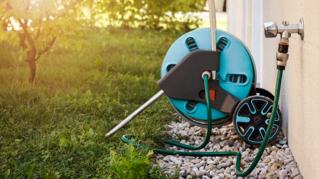 Držáky a vozíky na hadice