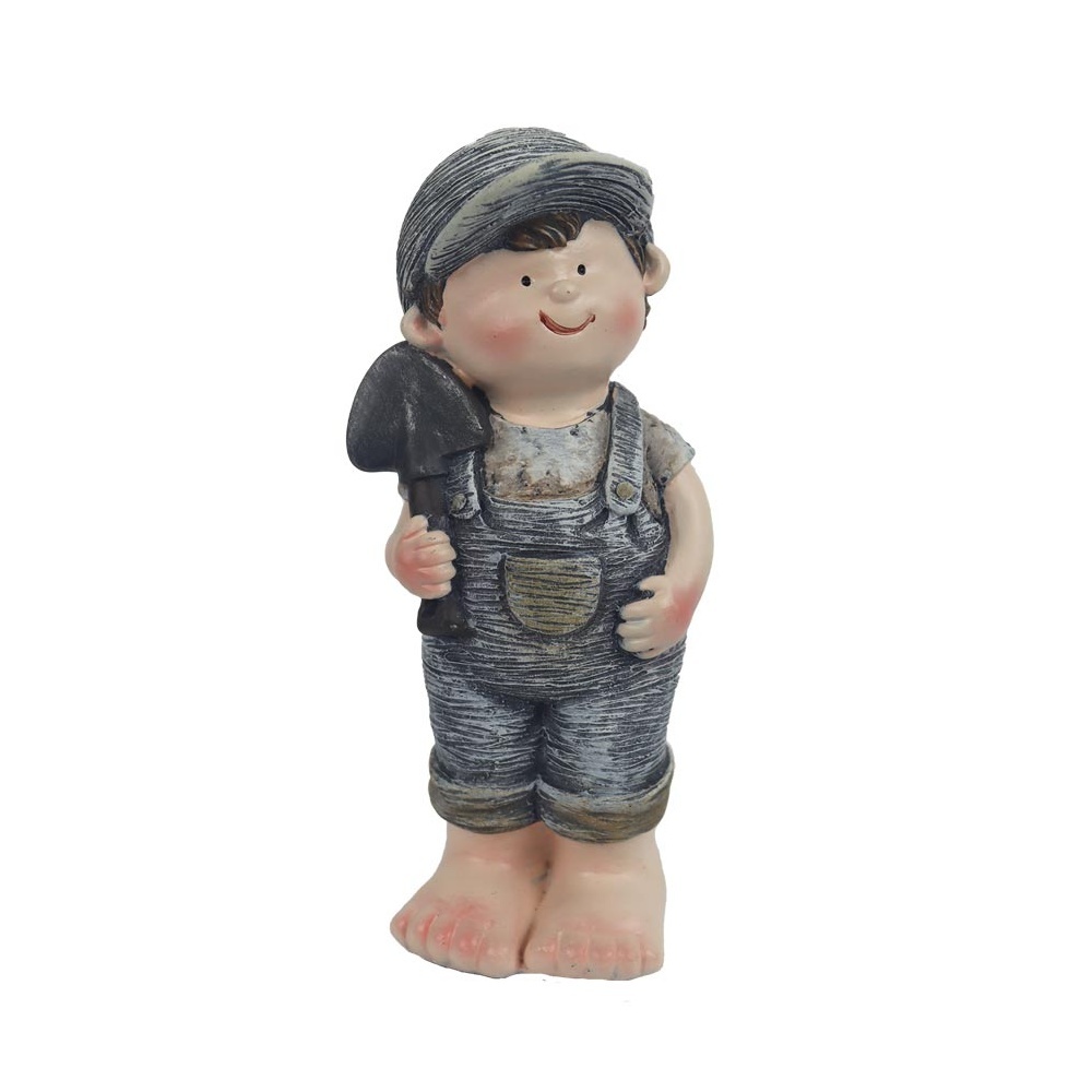 Dekorační figurky postav - Chlapec stojící s lopatou polyresinový šedý 17,5cm